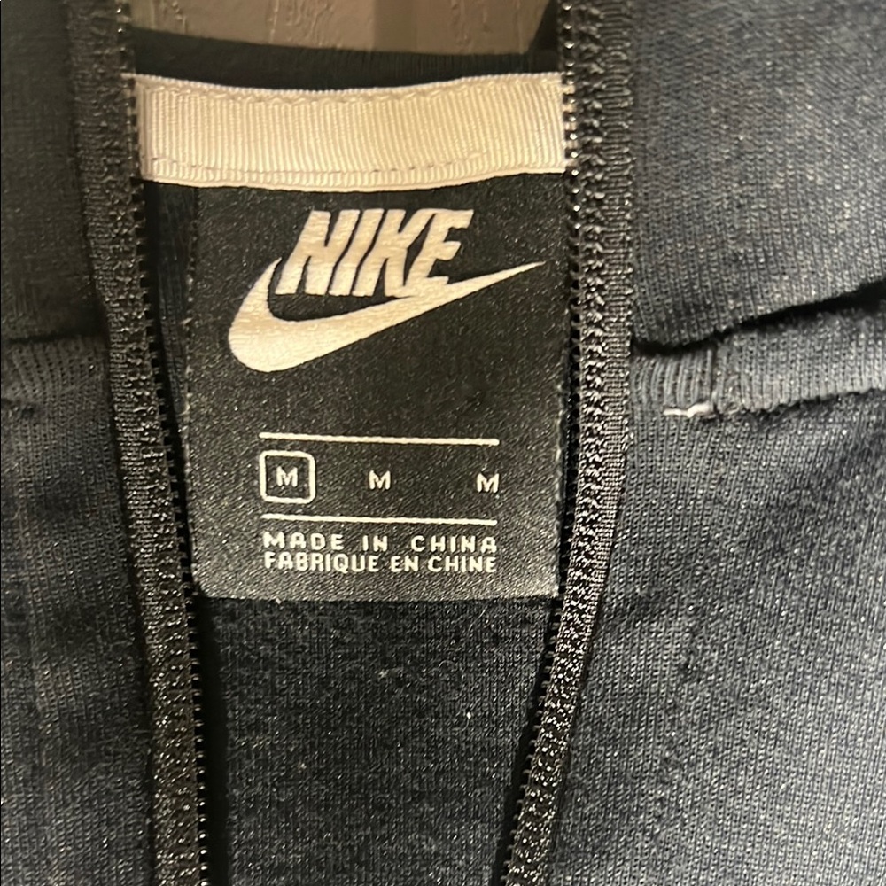 Nike Women's Black Windbreaker with White Accents - Picture 4 of 4